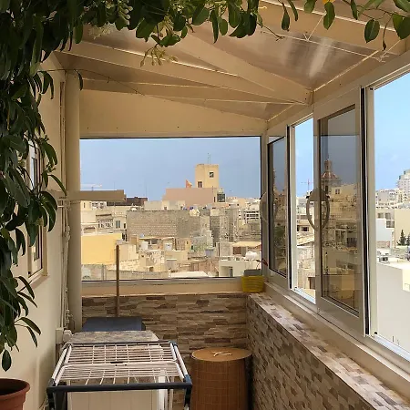 Lägenhet Large Penthouse In Sliema